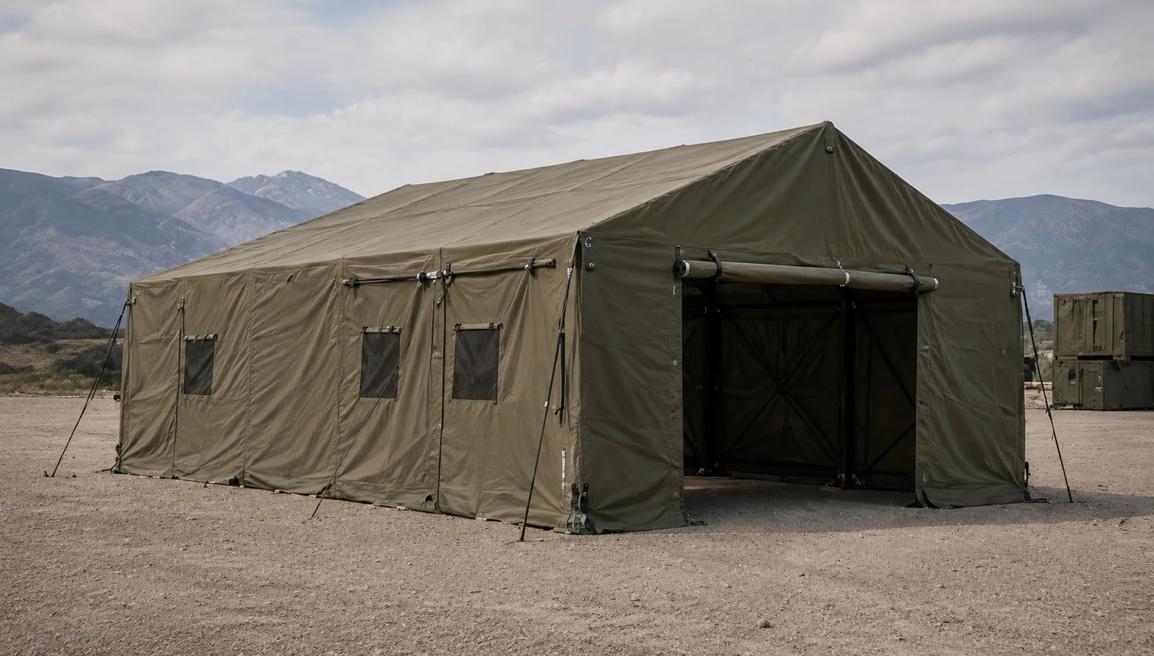Aufgebautes Militärzelt